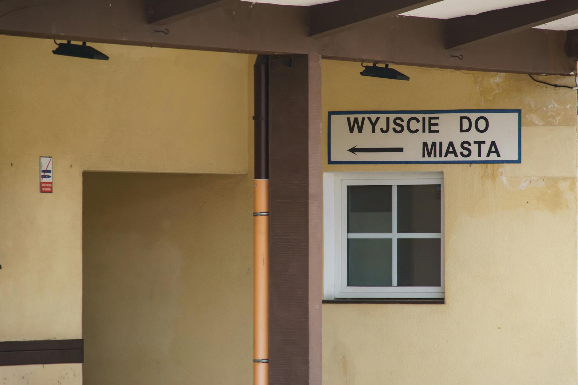 Ilustracja przedstawiająca kolejkę pacjentów oczekujących na wizytę u lekarza specjalisty w Świdwinie, temat: kolejki do specjalistów w Świdwinie